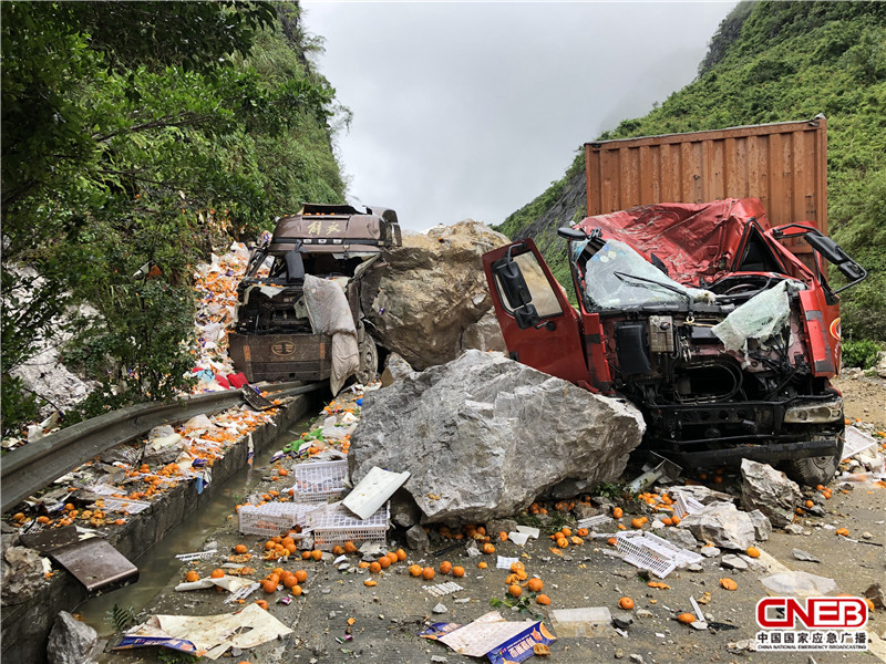 广西南宁：高速路上山体滑坡 巨石砸穿两辆货车