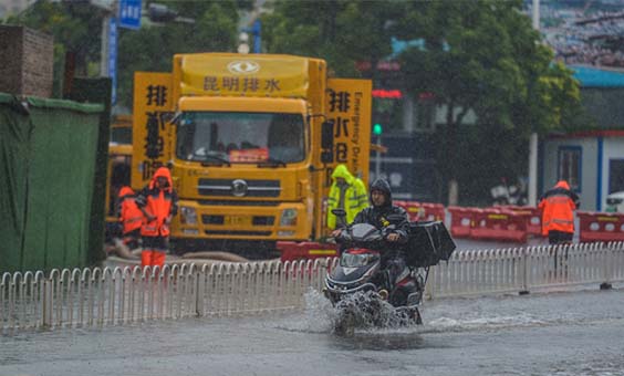 昆明：暴雨后城市道路出现积水