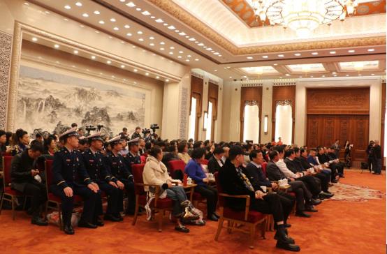 为英雄加冕，向逆行者致敬！《致敬英雄》电影首映新闻发布会在京举行