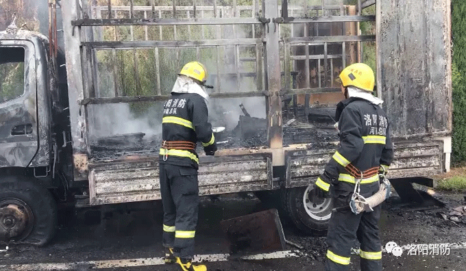 一车家具高速路上被烧毁！起因可能只是一根烟