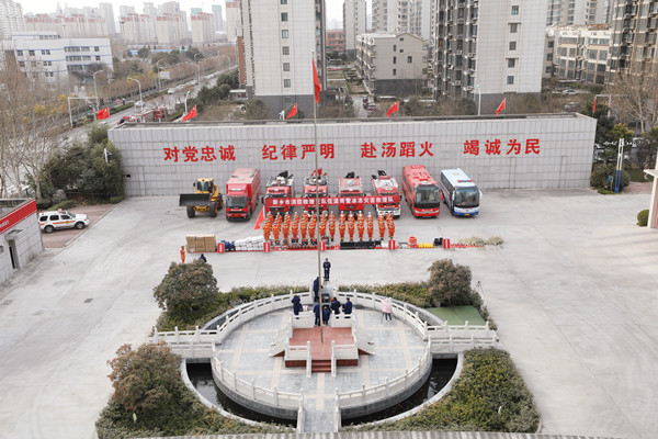 河南新乡消防开展低温雨雪冰冻灾害救援专业队拉练