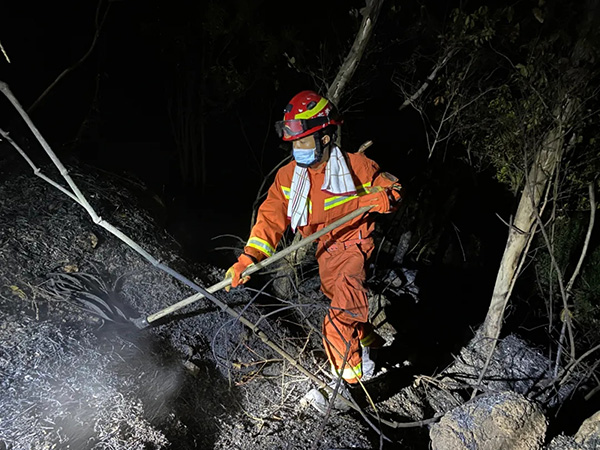 深圳市南山区发生火灾，消防武警及志愿者600多人参与灭火救援