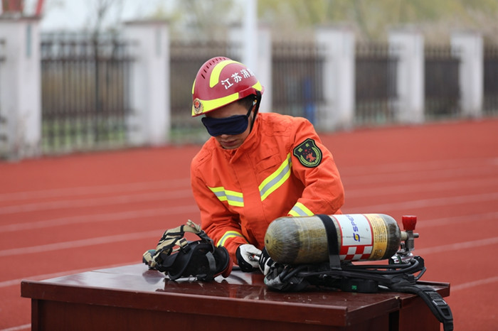 江苏扬州消防举行全市消防救援队伍装备业务技能比武竞赛