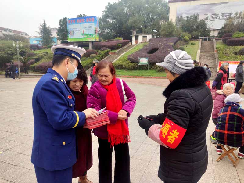 湖北黄石消防于“法制宣传日”在社区开展消防宣传活动