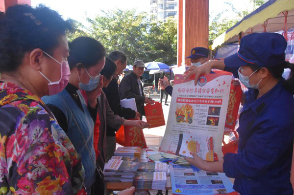 海南保亭消防开展节前消防宣传为群众送去“新春礼包”