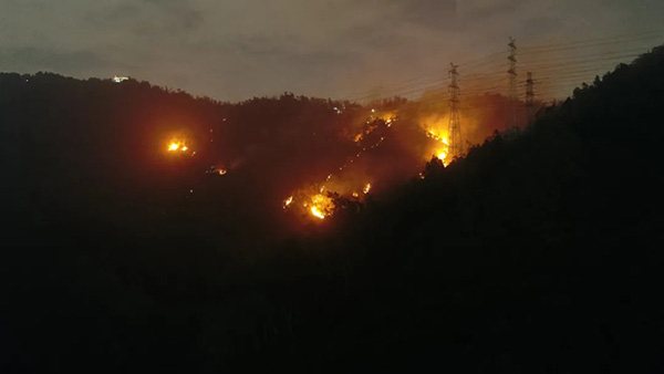 深圳市南山区发生火灾，消防武警及志愿者600多人参与灭火救援