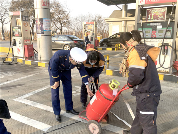 江苏宿迁消防深入加油站为场所消防安全水平“加油”