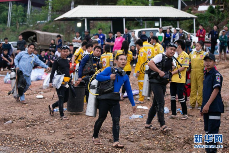 老挝首都附近旅游区翻船事故致8人死亡