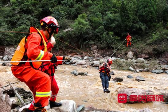 河南：强降暴雨致多处群众被困 济源消防逆战“强对流”紧急营救