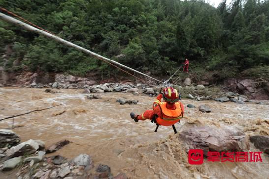 河南：强降暴雨致多处群众被困 济源消防逆战“强对流”紧急营救