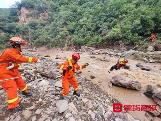 河南：强降暴雨致多处群众被困 济源消防逆战“强对流”紧急营救