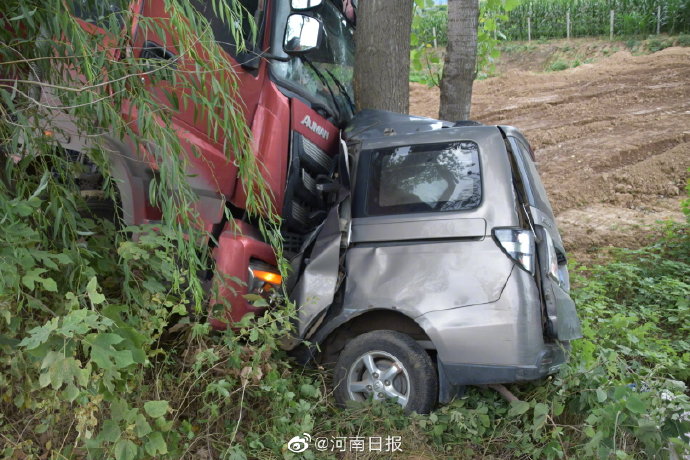 河南一重型半挂车驶入对向车道与小客车相撞 致4死2伤