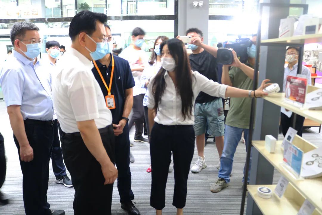 宁波市长裘东耀一行莅临前洋直播中心参观考察赛特威尔智慧消防