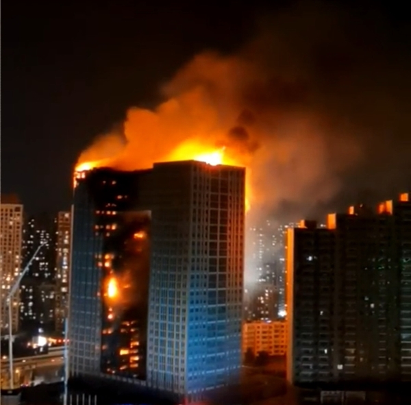 大连金普新区凯旋国际大厦发生火情
