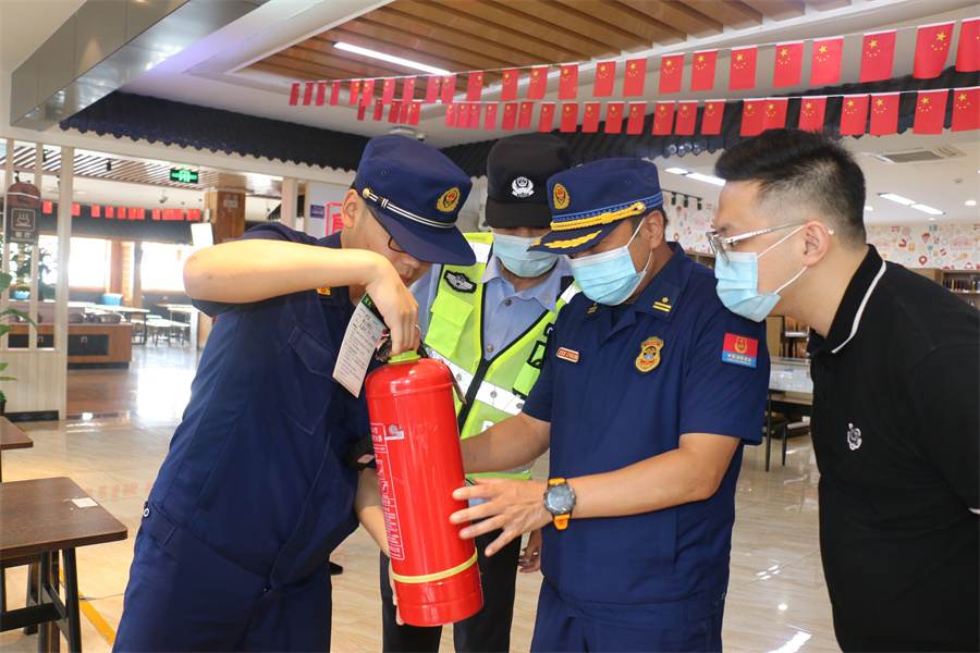 四川：巴中消防联合高速公安交警开展消防检查及指导服务