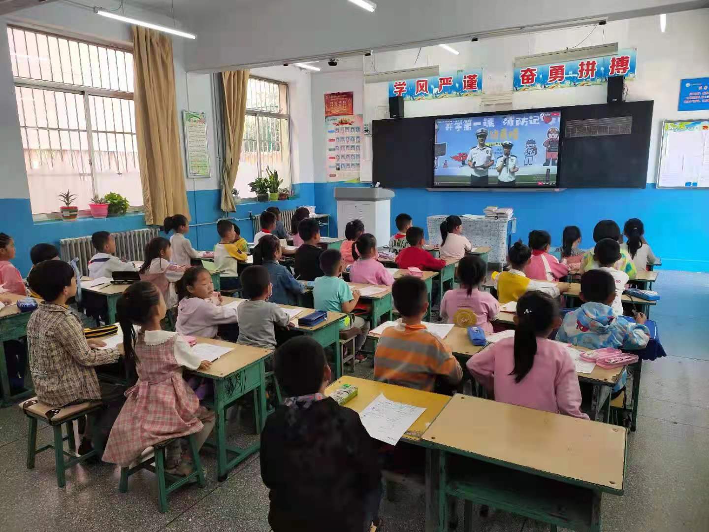 陕西榆林20余万师生同上“中小学消防公开课”