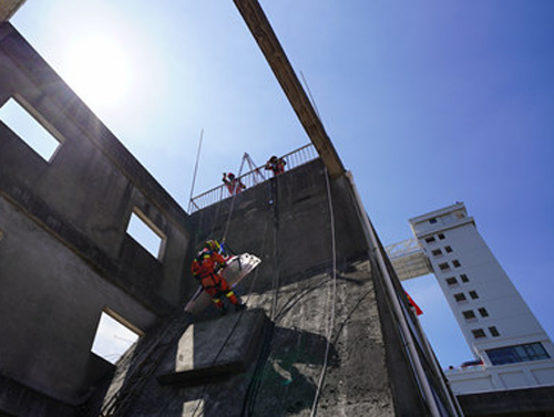 上海：长宁消防圆满完成跨区域地震救援实战拉动演练