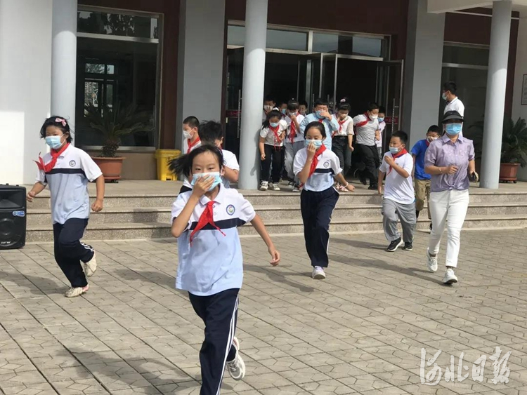 河北：秦皇岛消防安全疏散演练进校园