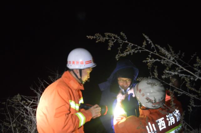 山西：蒲县消防电力测绘员被困山上，消防员争分夺秒救助