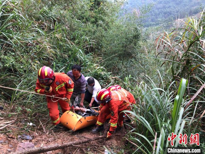 广西桂林：老人骑车掉落百米悬崖 消防部门“开路”营救