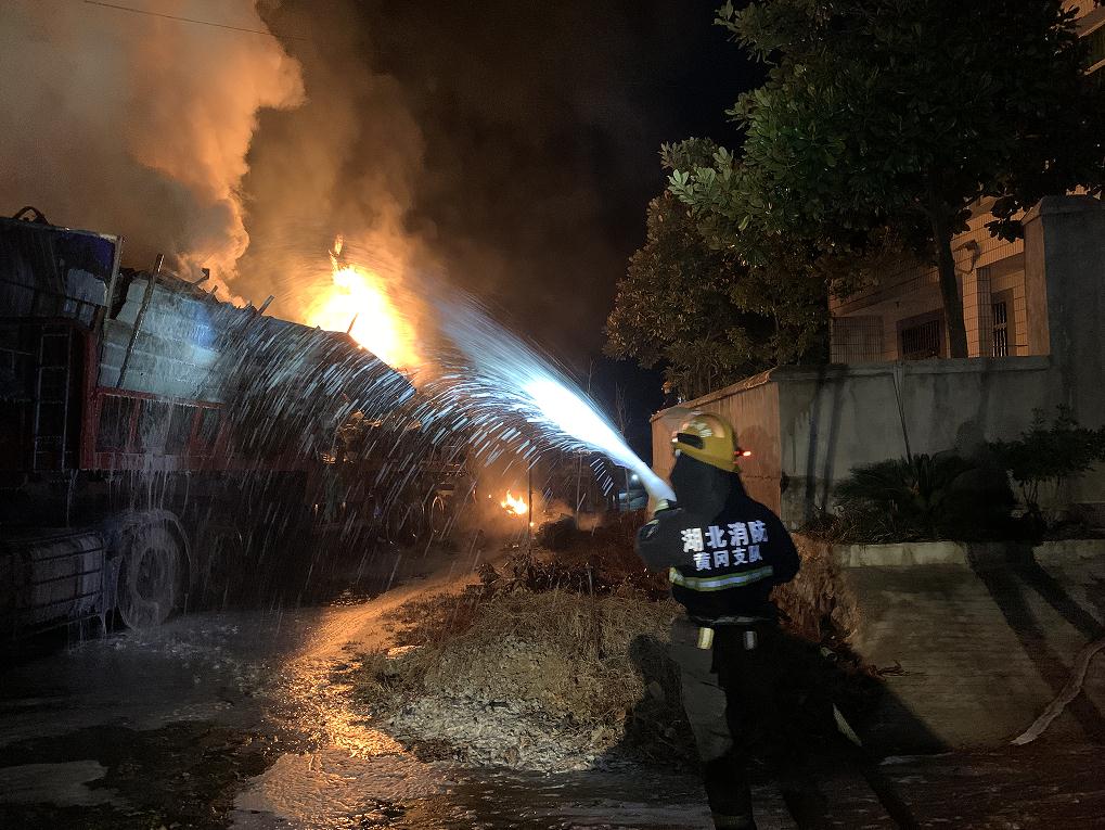 惊险！货车深夜在山村路边突然起火，浠水消防紧急扑火