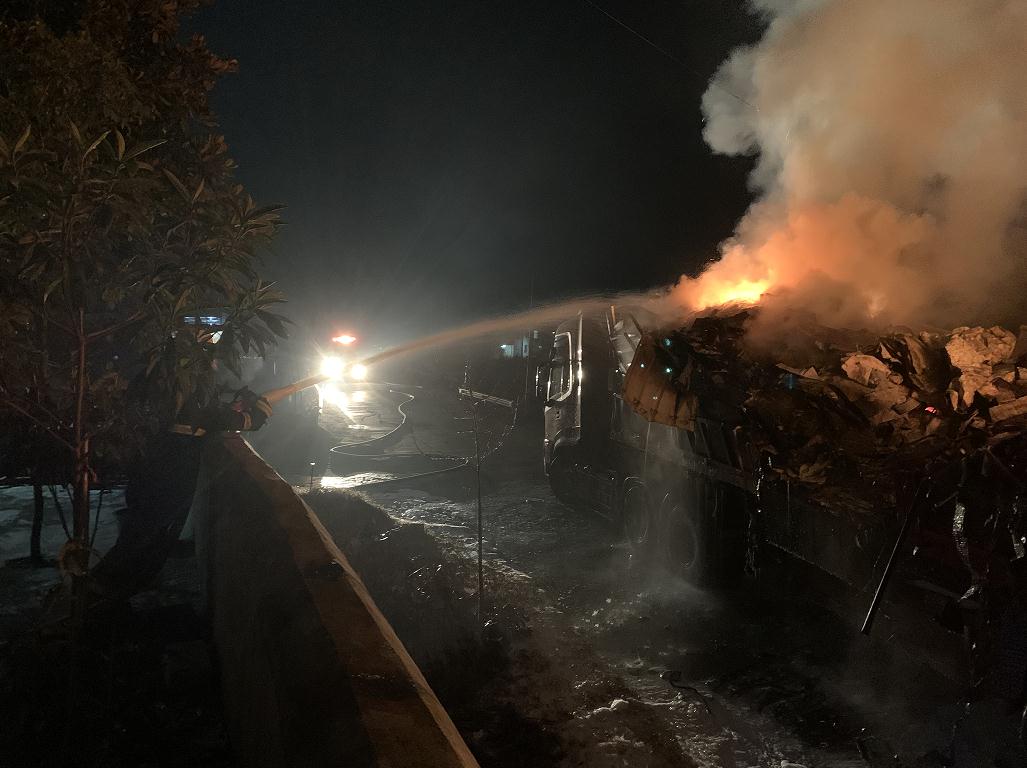 惊险！货车深夜在山村路边突然起火，浠水消防紧急扑火