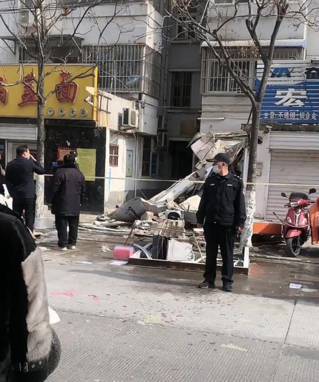 连云港一小吃店爆炸，有男子受伤后自行就医