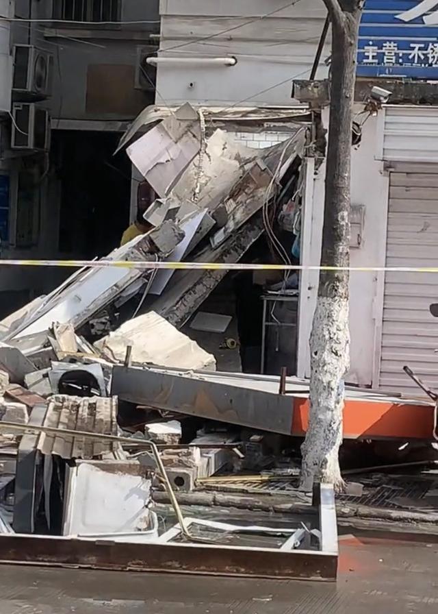 连云港一小吃店爆炸，有男子受伤后自行就医