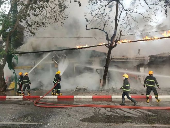 缅甸仰光“红土坡”附近发生火灾，熊熊大火很吓人