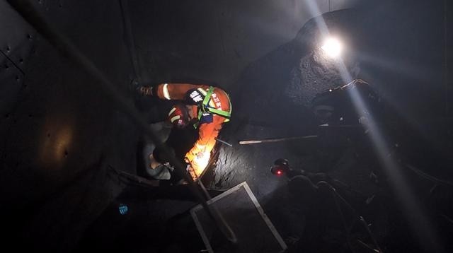 一人被煤堆埋压 哈尔滨消防紧急救援