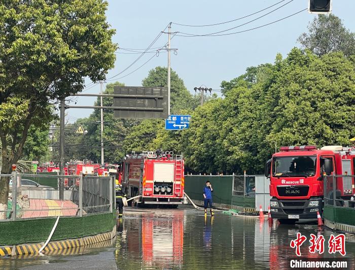 成都市新都区一仓库发生火灾 无人员伤亡