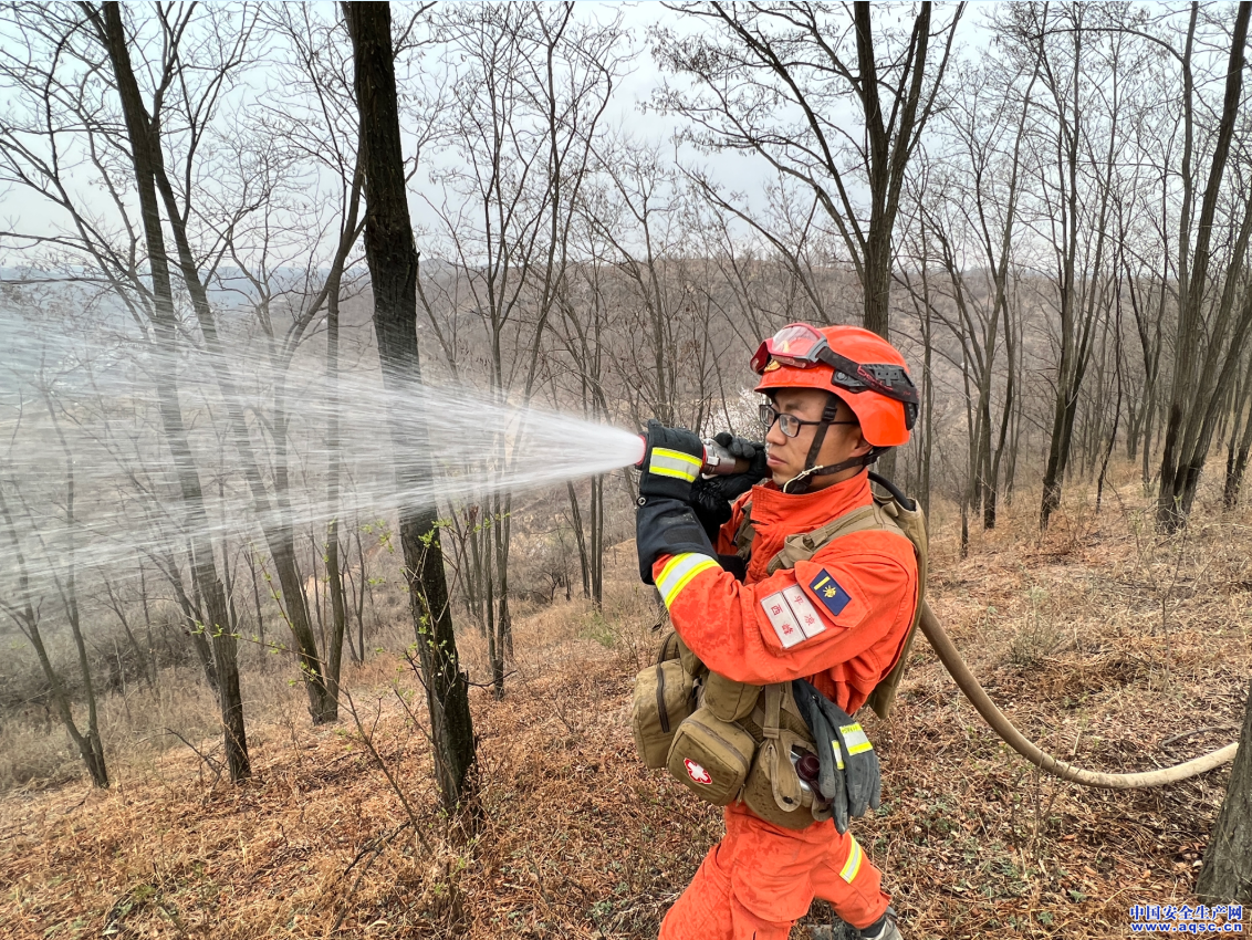 甘肃省森林消防总队延安驻防队伍  探索复杂地形高效灭火战法 