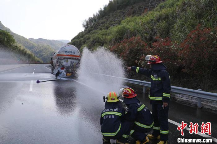 液化天然气槽罐车遭货车追尾发生泄漏 多部门联合排险