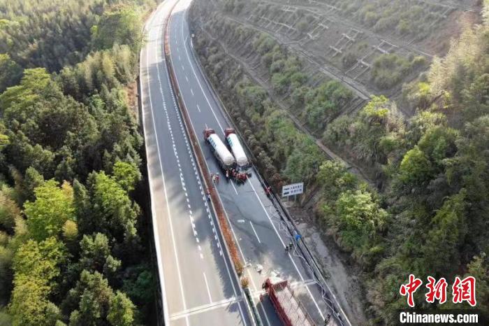 液化天然气槽罐车遭货车追尾发生泄漏 多部门联合排险