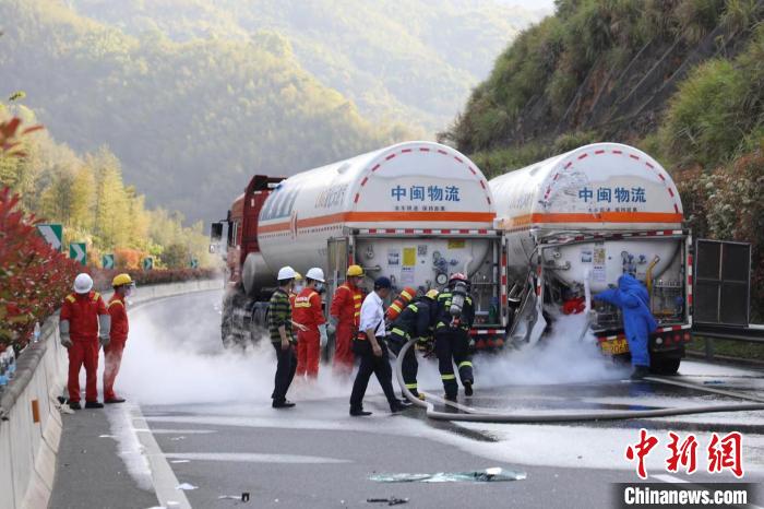 液化天然气槽罐车遭货车追尾发生泄漏 多部门联合排险