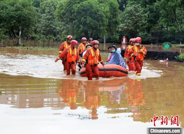 湖北咸宁：暴雨引发内涝 消防紧急救援被困民众