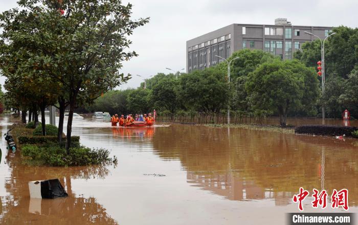 湖北咸宁：暴雨引发内涝 消防紧急救援被困民众