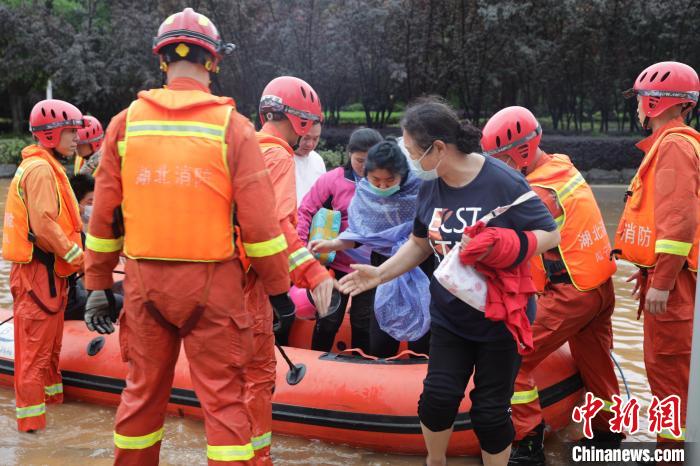 湖北咸宁：暴雨引发内涝 消防紧急救援被困民众