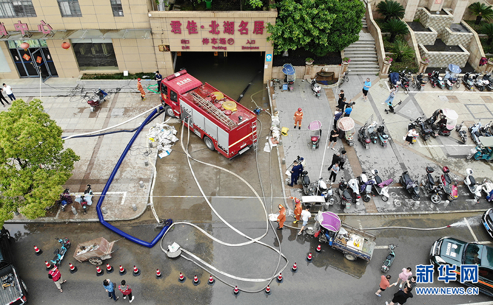 湖北天门近日突降暴雨引发内涝 消防连续排涝20小时