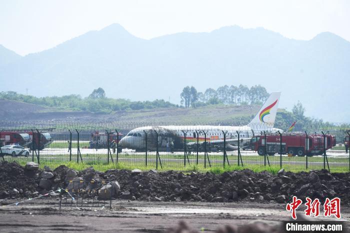 西藏航空一客机起飞时偏出跑道起火 40余名旅客受轻伤