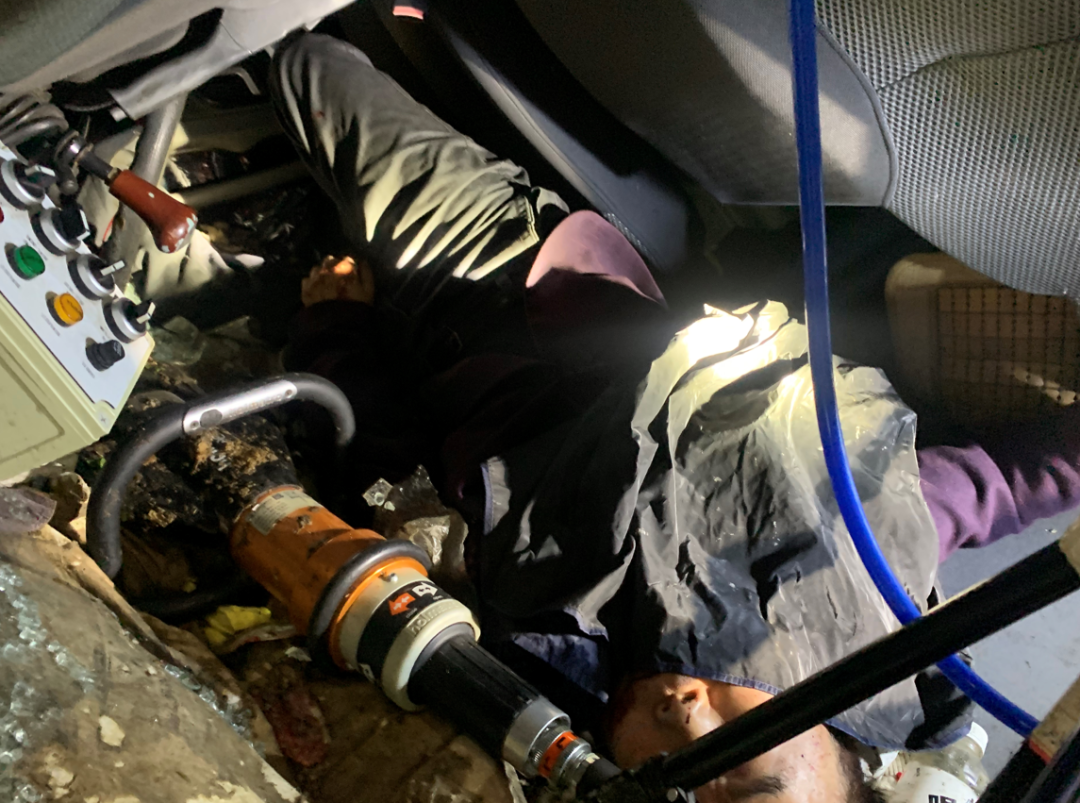 监控曝光：垃圾车突然倒翻，坠下23米深坑！司机被埋车底，急需救援