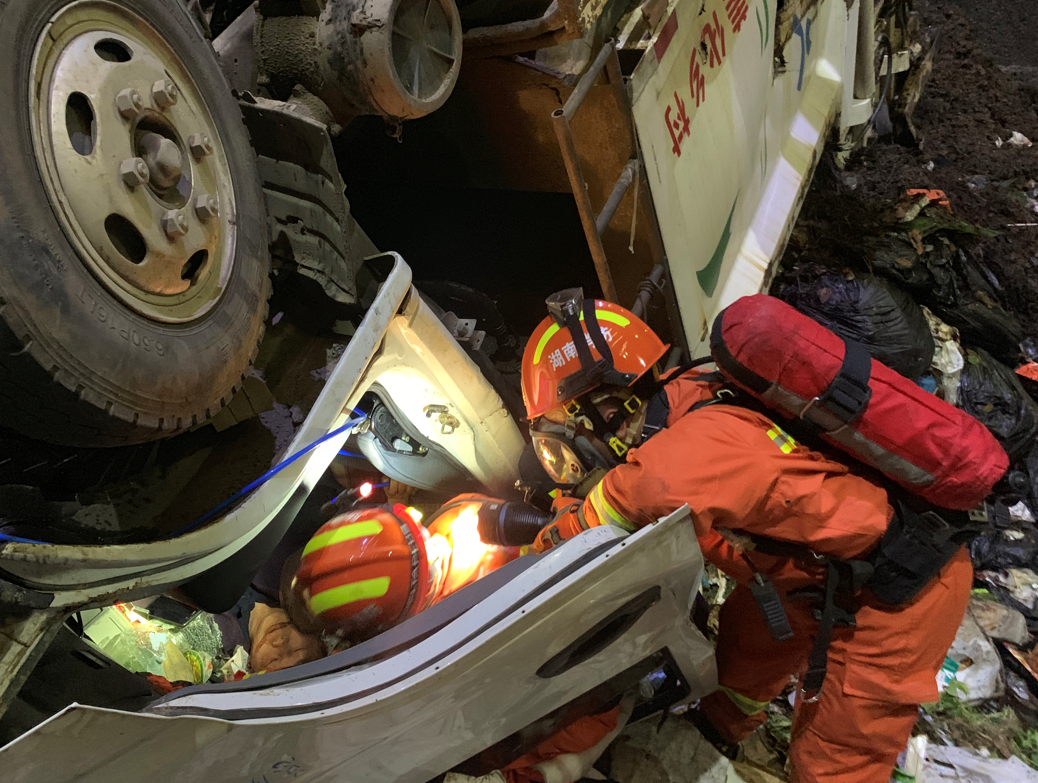 监控曝光：垃圾车突然倒翻，坠下23米深坑！司机被埋车底，急需救援