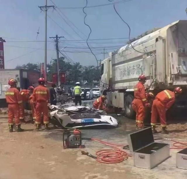 河南郑州一渣土车压扁小车 致4人遇难