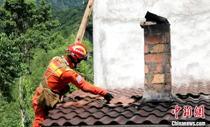 四川雅安芦山6.1级地震：森林消防走村串户搜救和排查险情