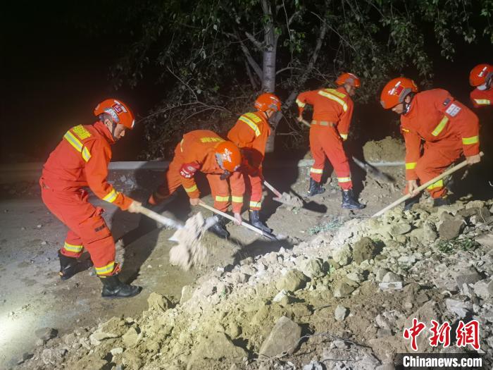 四川马尔康6.0级地震：救援力量全力抢修电力设施和道路