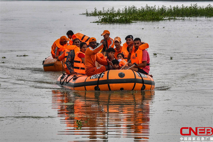 印度：洪水淹没街道 民众艰难行走在及膝积水中