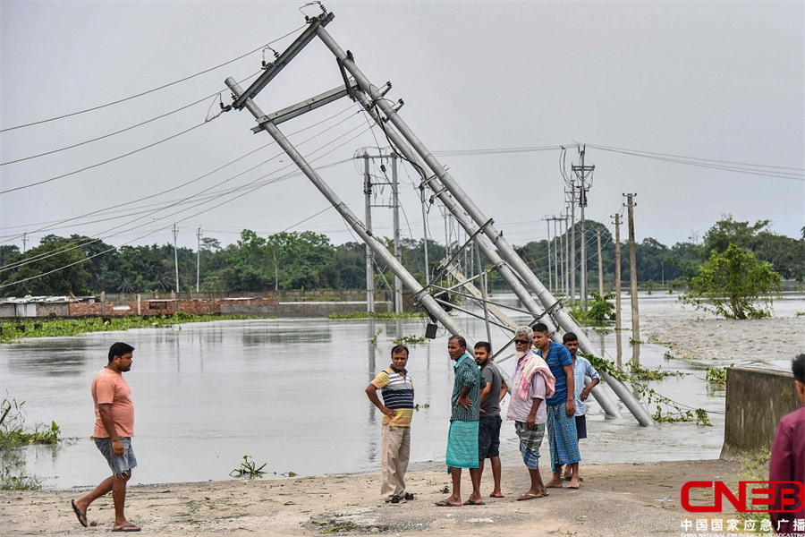 印度：洪水淹没街道 民众艰难行走在及膝积水中