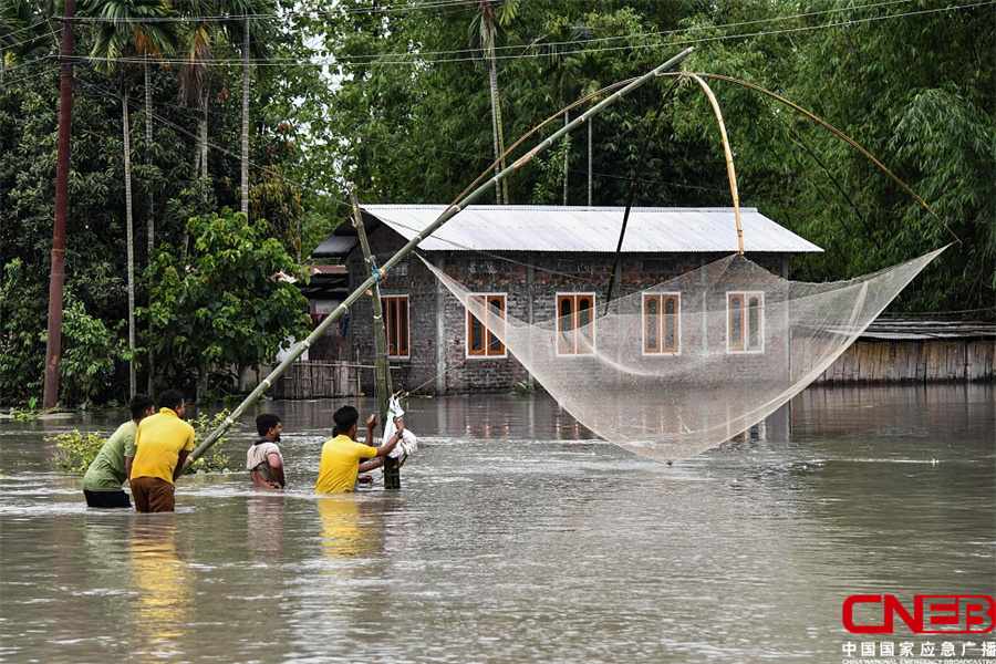 印度：洪水淹没街道 民众艰难行走在及膝积水中