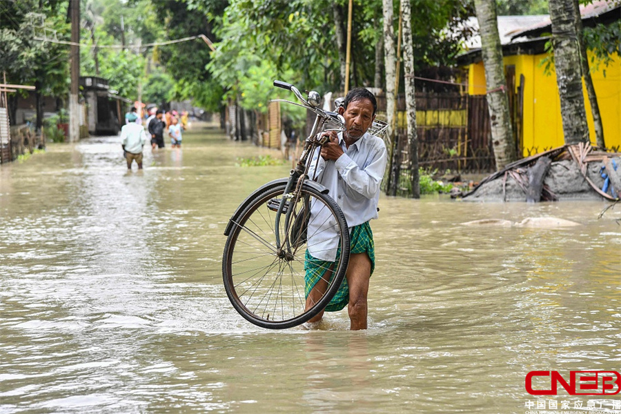 印度：洪水淹没街道 民众艰难行走在及膝积水中