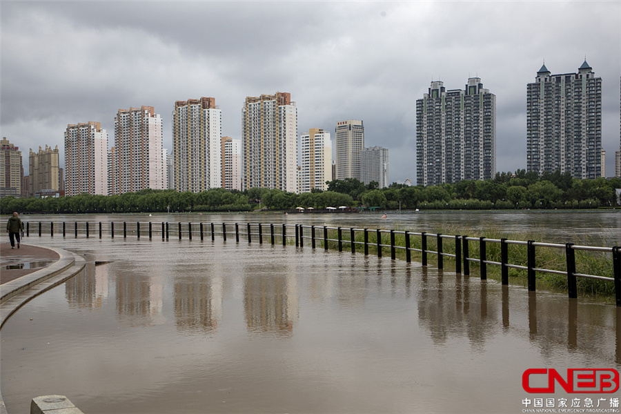 吉林省吉林市：松花江涨水 部分栈道被淹